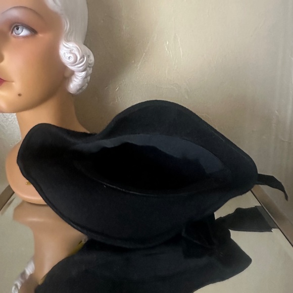 STUNNING 1940s\' BLACK FURRY FELT FEDORA WITH TALL YELLOW/BLACK FEATHER